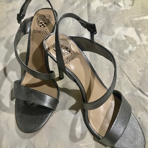 BRAND NEW: VINCE CAMUTO HOLIDAY SILVER NEW HEELS - Picture 4 of 8